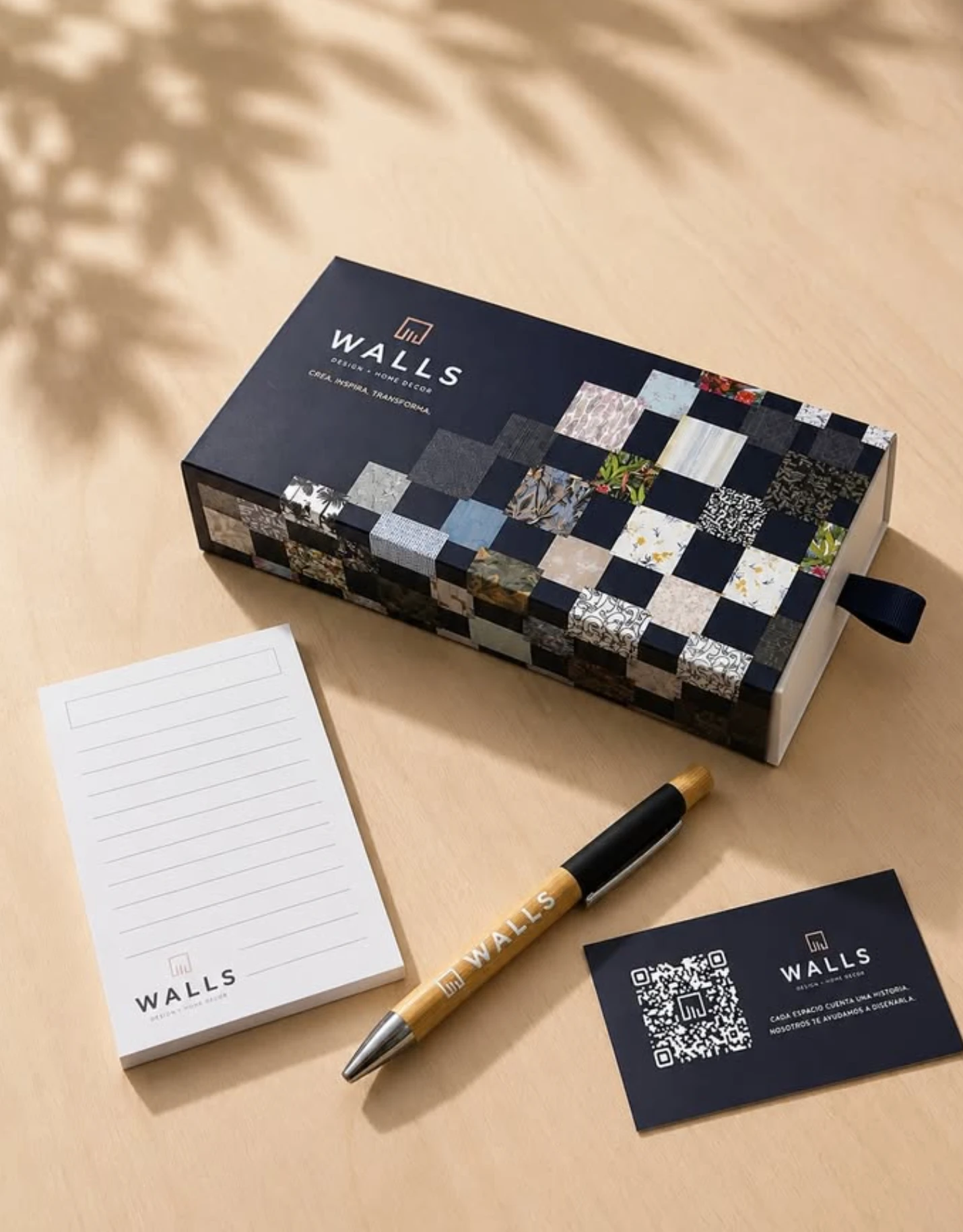 Kit corporativo Walls con caja deslizante estampada, libreta, bolígrafo y tarjeta