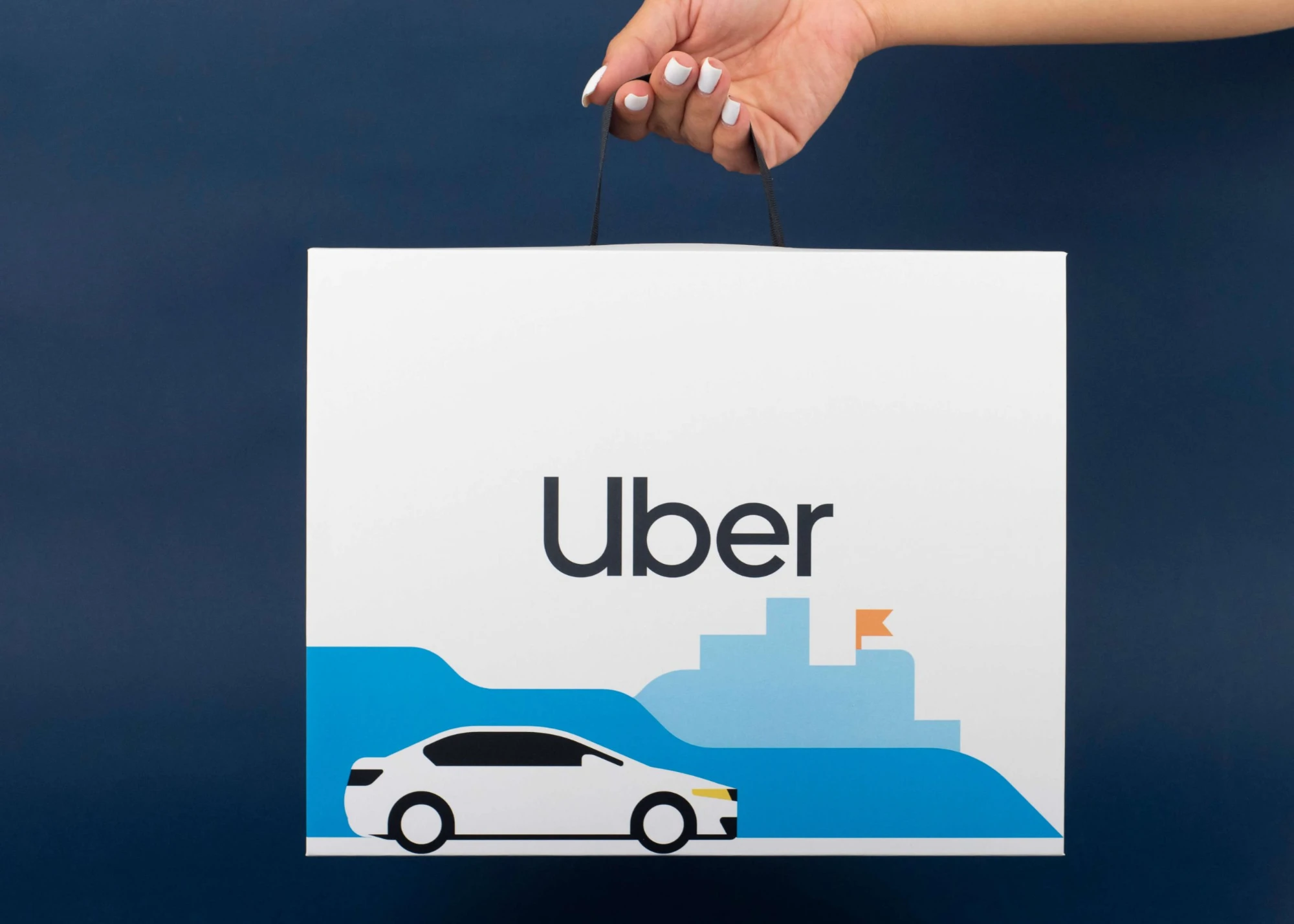 Caja maletín blanca de Uber con asa e ilustración de un carro sobre fondo azul