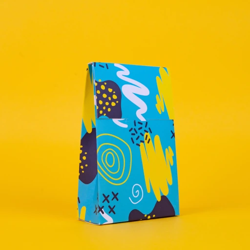 Bolsa con cierre personalizada sobre fondo amarillo