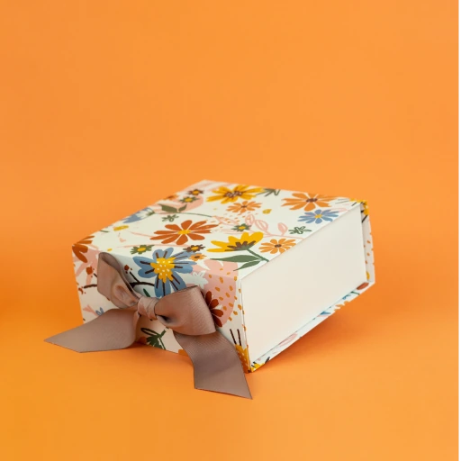 Corrida con Solapa y Lazo, diseño floral sobre fondo mamey