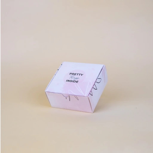 Empaque Plegable personalizado sobre fondo crema